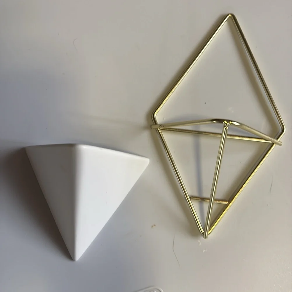 2 Ceramic Triangular Vases - Picture 3 of 5